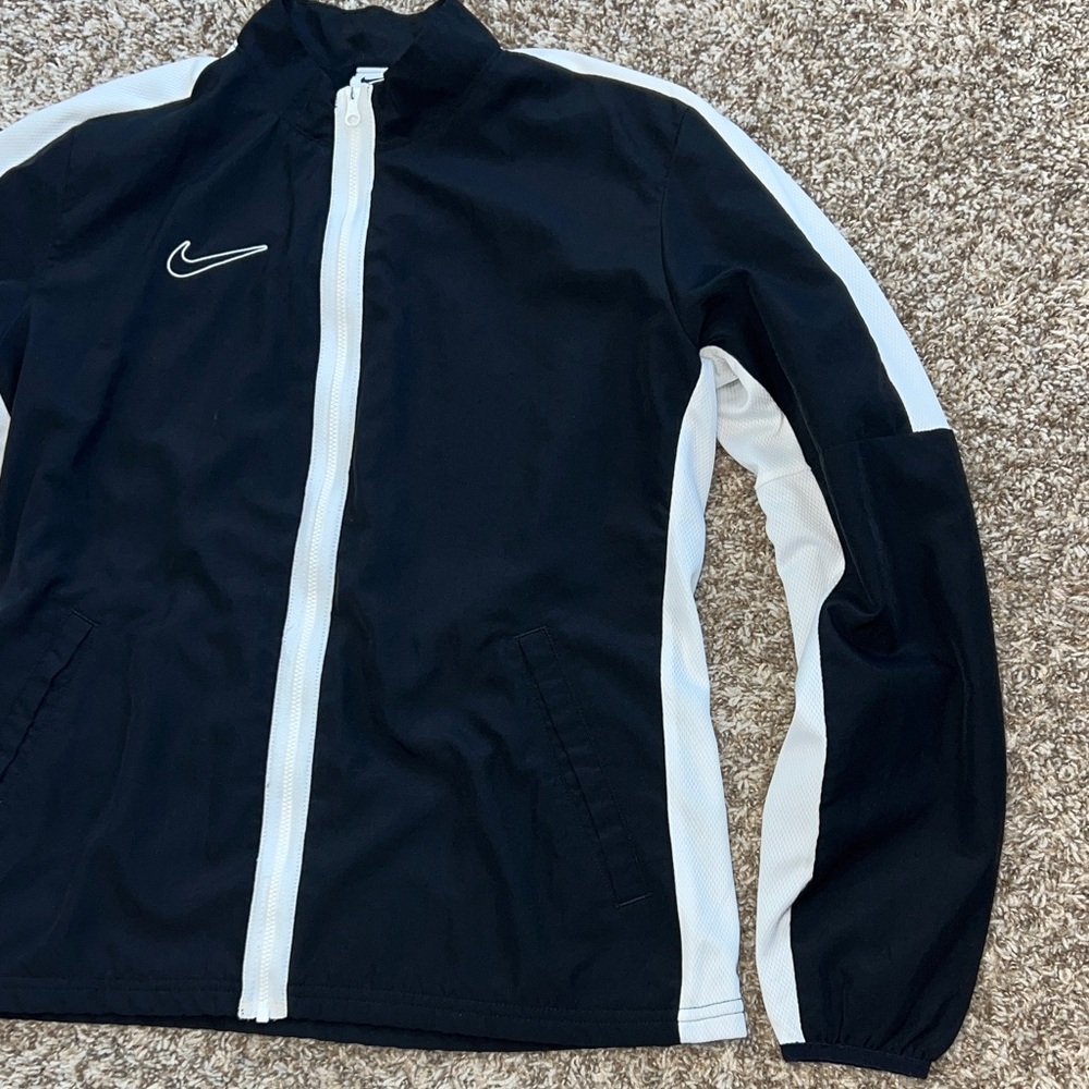 Nike Sporty Classy Black and White Women's Windbreaker Jacket - Picture 4 of 9